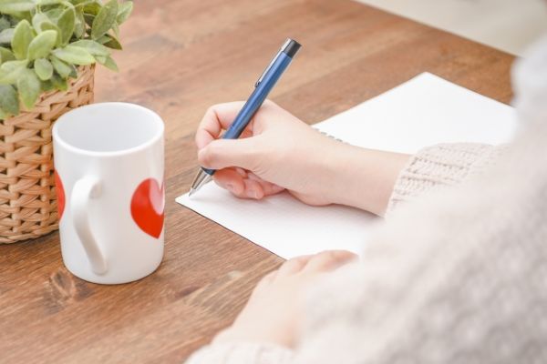 手紙を書いている女性